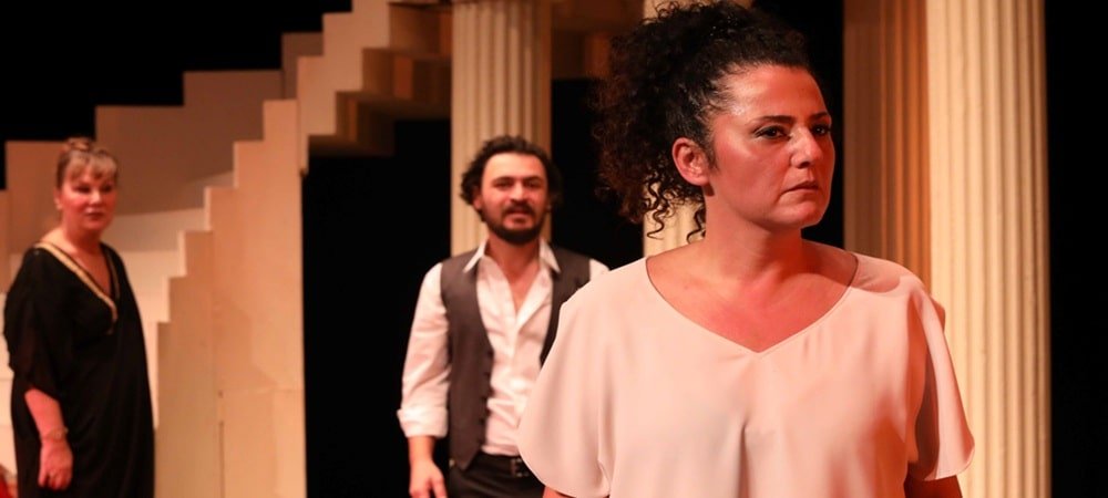 ŞEHRİN TİYATROSU“BEN MEDEA DEĞİLİM” OYUNUYLA ATAŞEHİR’DE