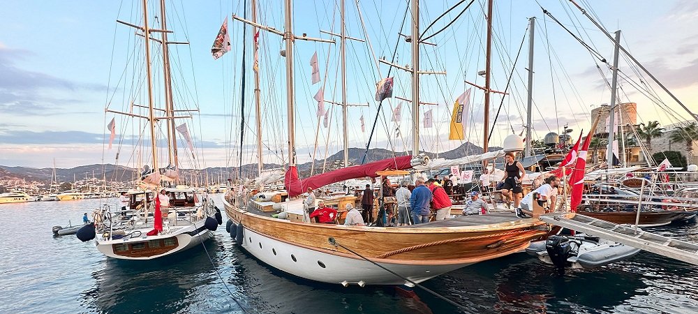 Selanik’ten çıkan tekneler Yalıkavak’ta görkemli şekilde karşılandı