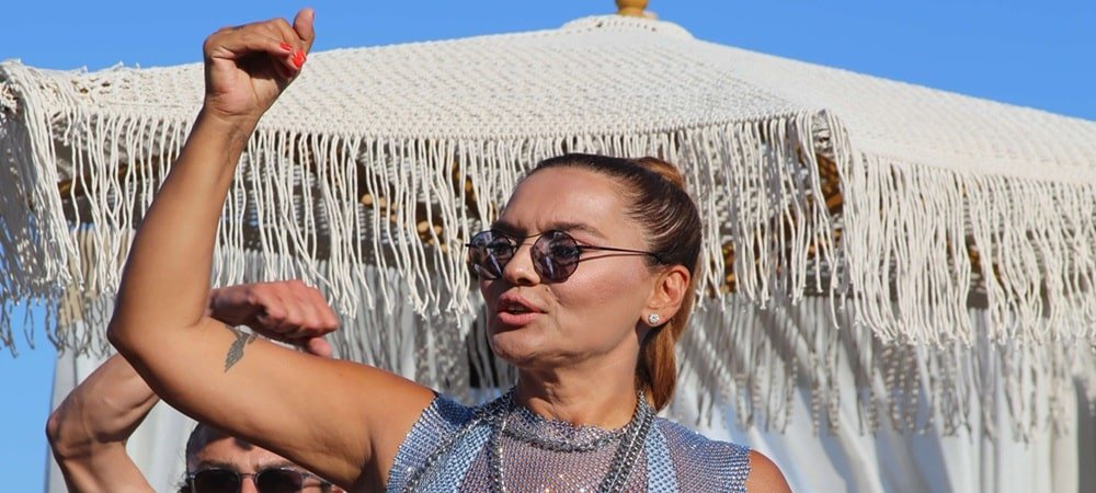 Alaçatı’da Demet Akalın’dan Enerji Dolu Açılış 