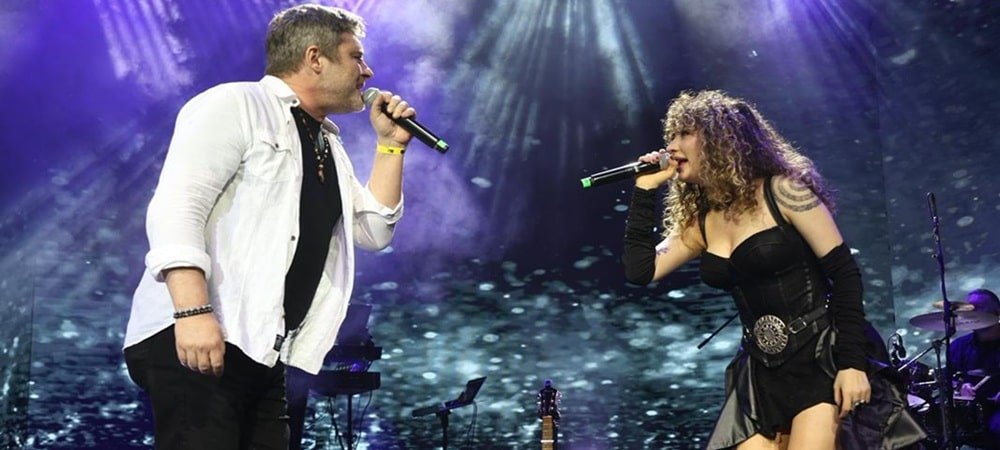 KARİYERİNİN 10. YILINI MÜZİSYEN DOSTLARI VE AİLESİYLE HARBİYE SAHNESİNDE KUTLADI