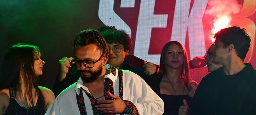 Sidar Özalkak yapımcılığında hayata geçirilen yeni moda ve yetenek programı SEK8Z, yakında izliyici ile buluşuyor.