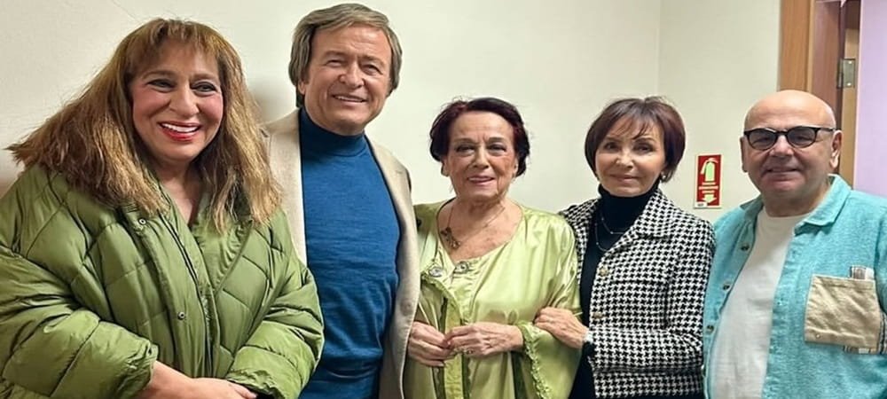 Melek Baykal, Suna Keskin ve Nedim Saban'a oyun sonrası Erol Evgin ve eşinden sürpriz ziyaret