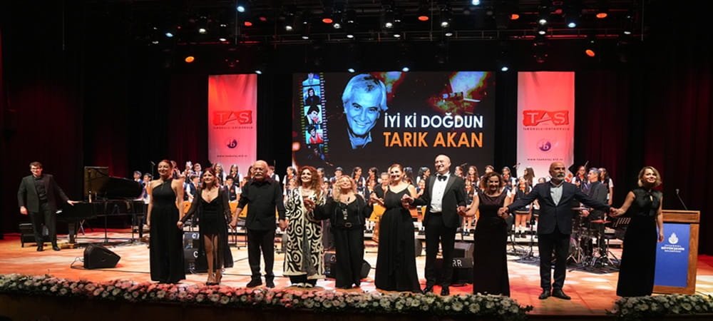 SANAT DÜNYASININ ÜNLÜ İSİMLERİ TARIK AKAN İÇİN AYNI SAHNEDE
